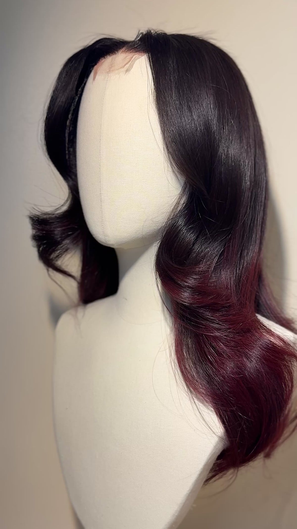 Perruque Lady Cherry, rouge cerise – vidéo 3